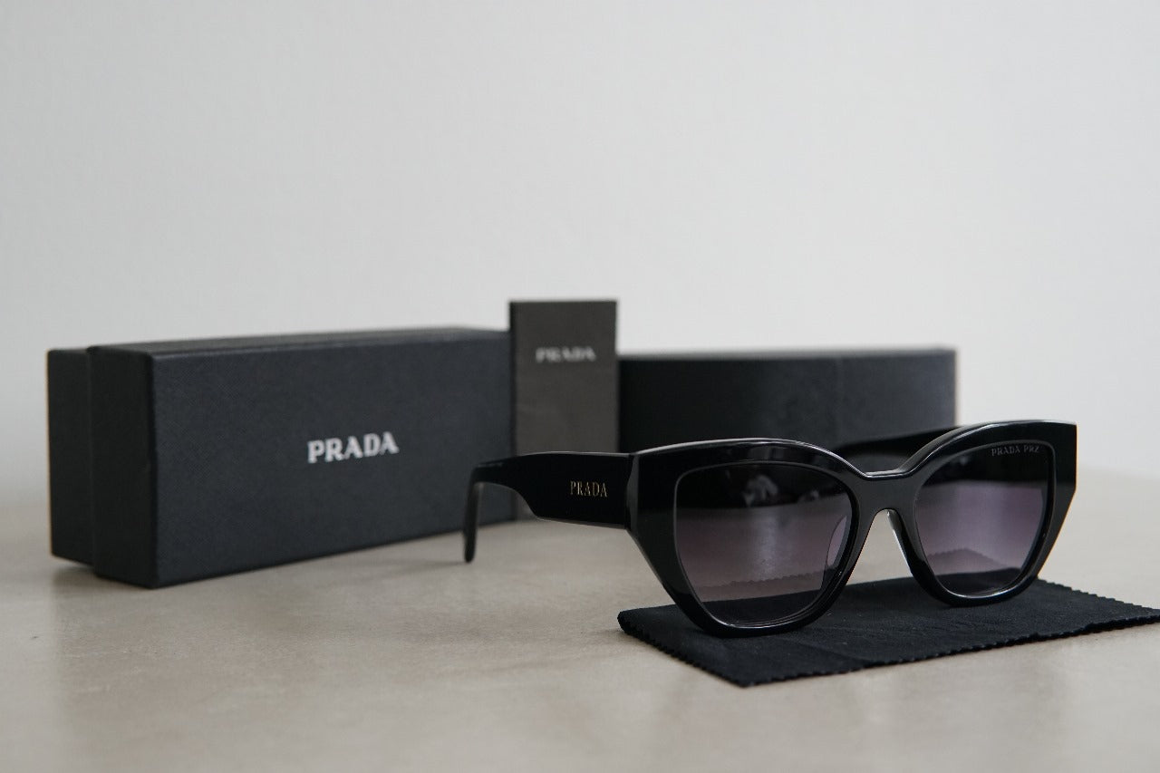 Lente de Sol Prada Butterfly Logo Sunglasses SPRA09