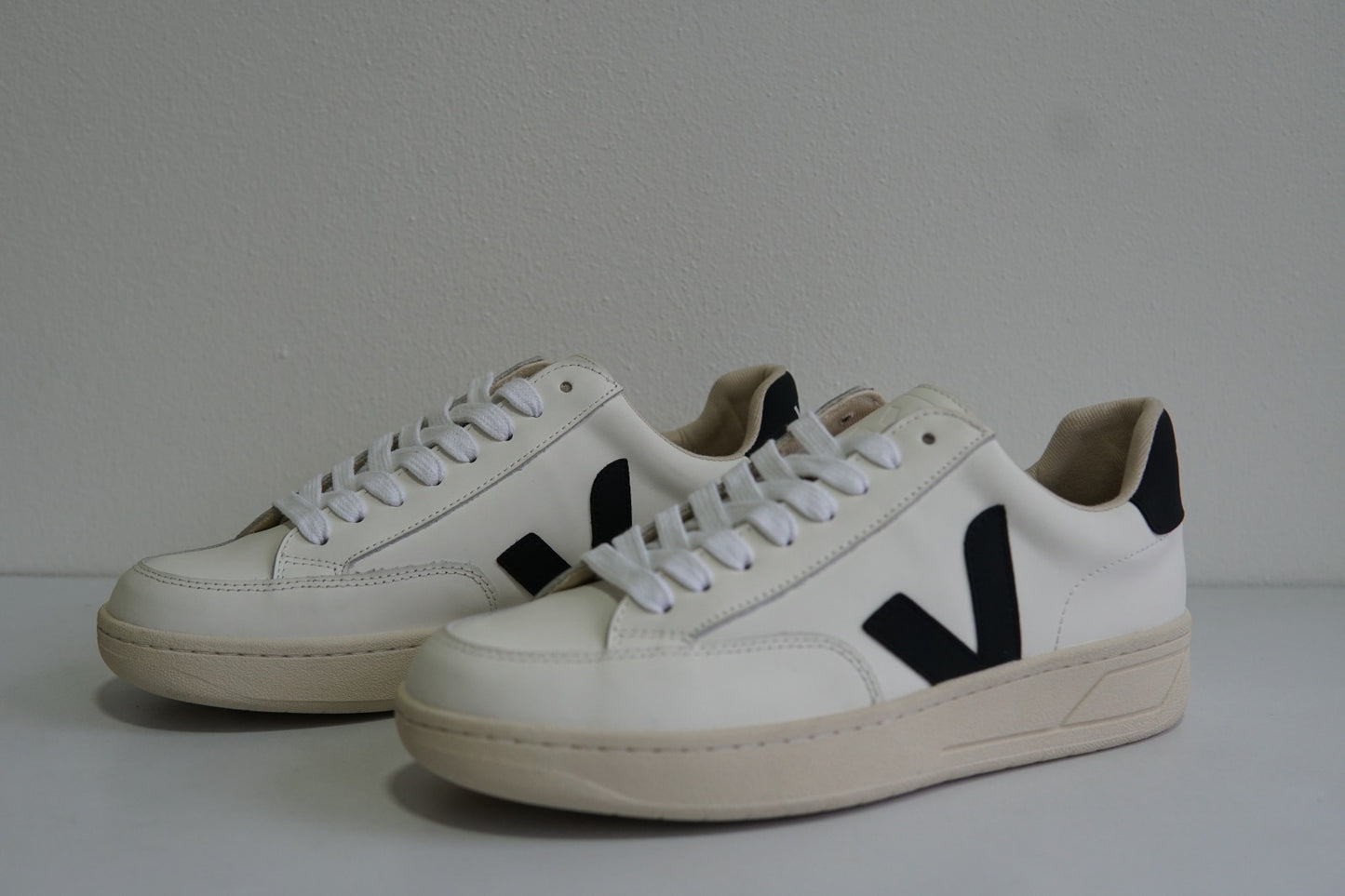 Tenis VEJA V-12 Leather Natural Blanco/Negro