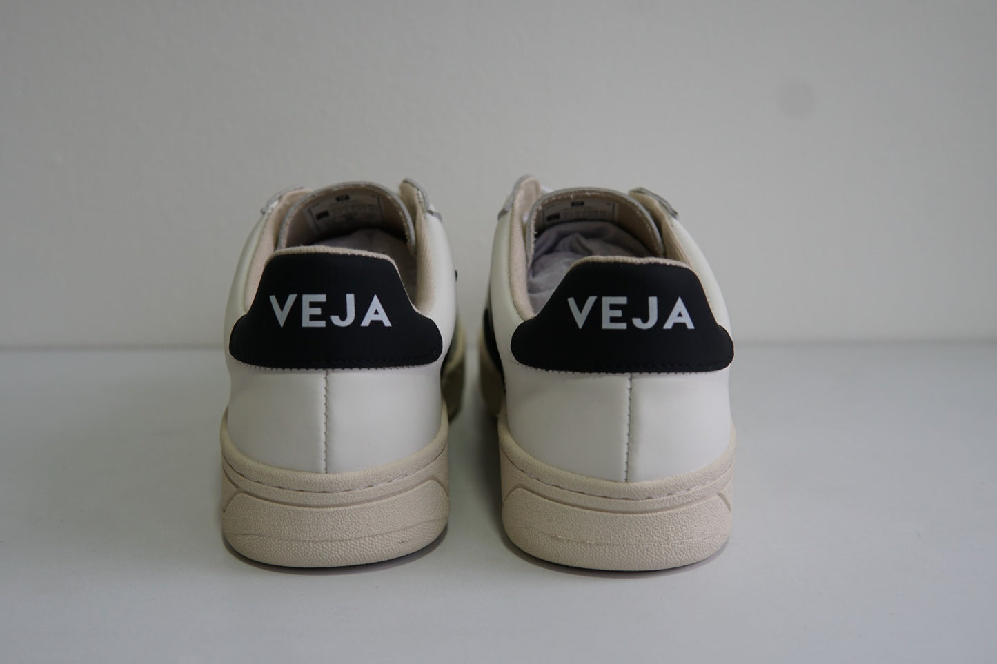 Tenis VEJA V-12 Leather Natural Blanco/Negro