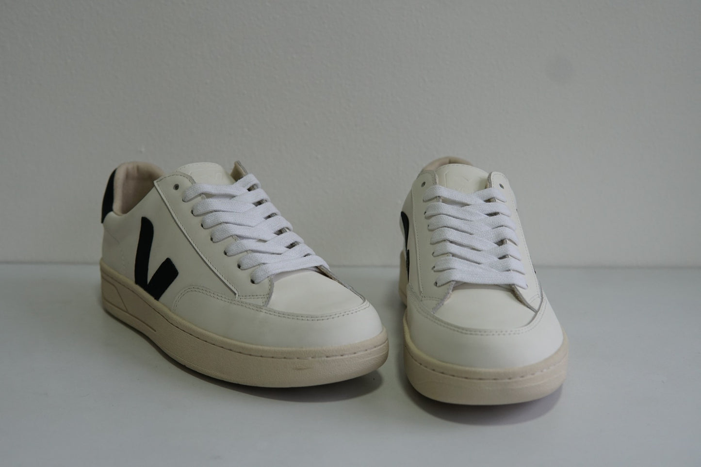 Tenis VEJA V-12 Leather Natural Blanco/Negro