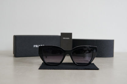 Lente de Sol Prada Butterfly Logo Sunglasses SPRA09